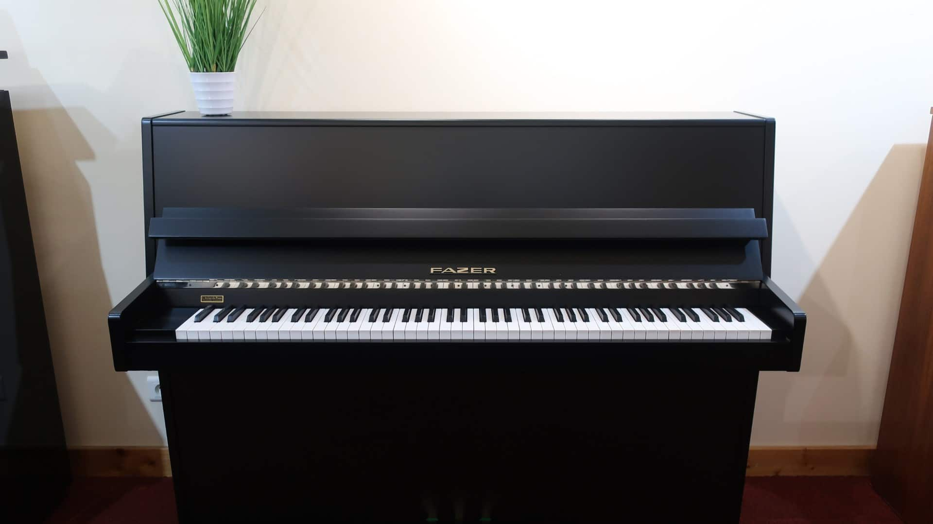 piano droit noir